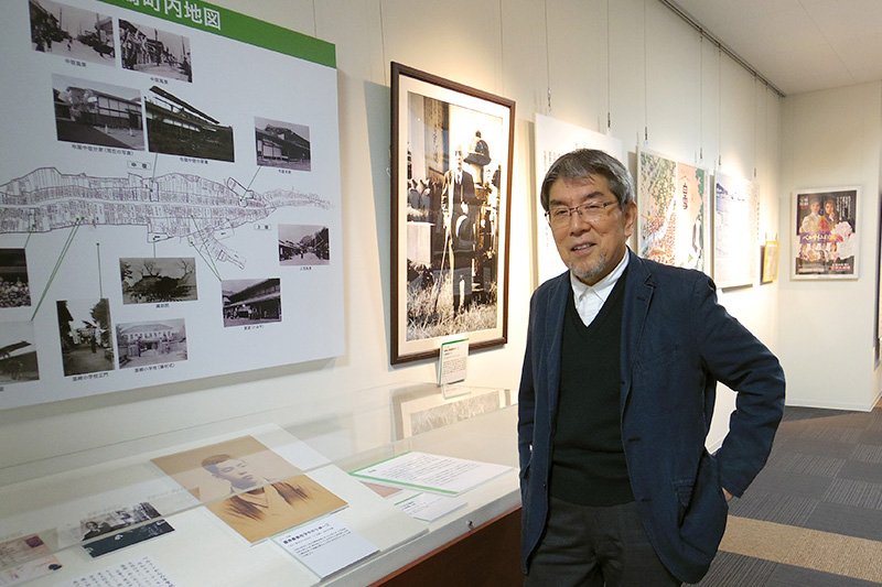 Mukōyama Tateo habla sobre Kobayashi Ichizō ante un panel expositivo en el Museo del Pueblo y los Personajes Ilustres de Nirasaki el 27 de marzo.