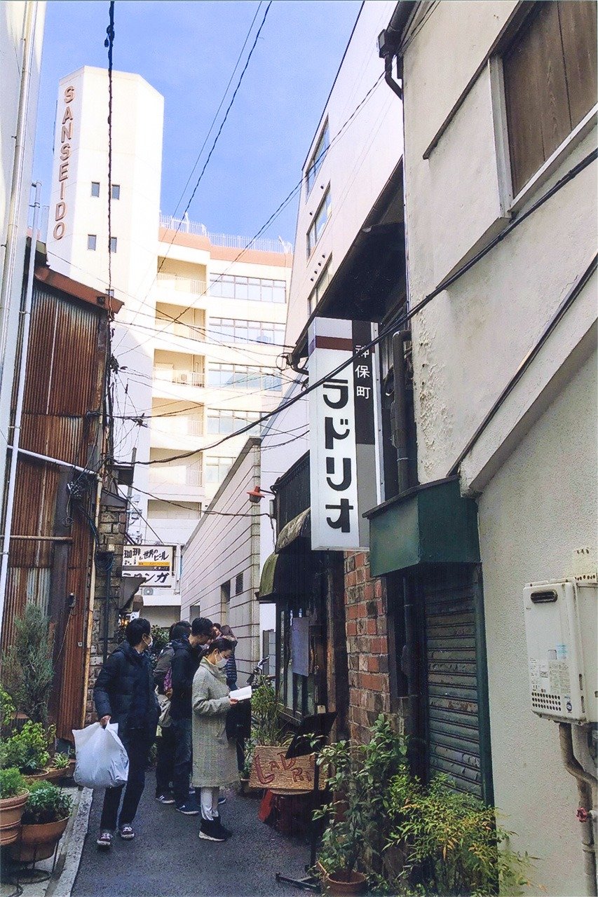 东京神保町LADRIO咖啡店外排队等待的客人们 