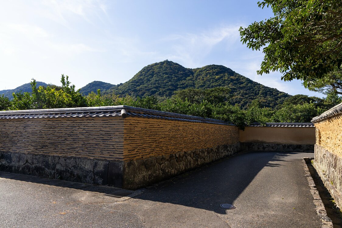 The road bends sharply at the Hiyako Kaimagari. (© Nippon.com)