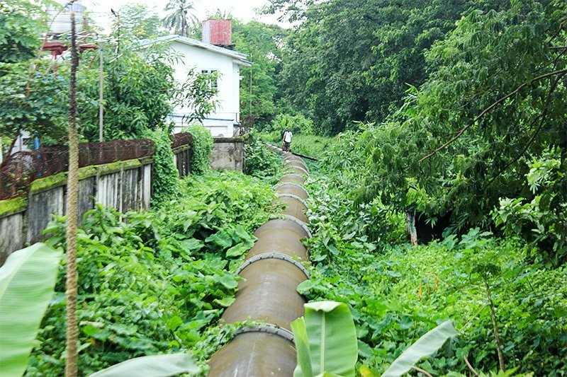 地中に埋められないで使われている送水管