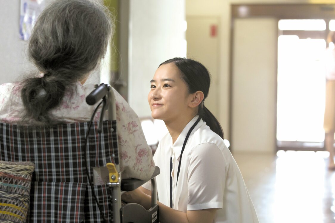 映画『みとりし』より。村上穂乃佳が新人看取り士を演じる　©2019「みとりし」製作委員会