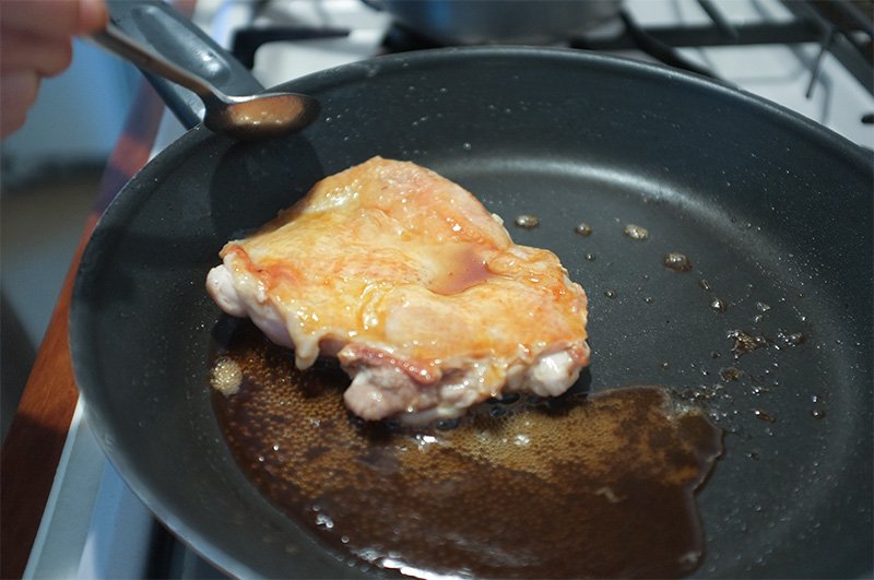 だんだん鶏肉に照りがでてきます　写真＝ニッポンドットコム編集部