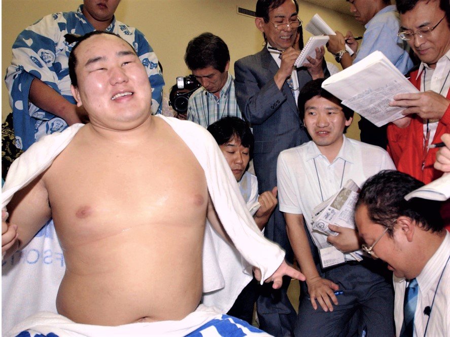 2003年秋場所、4度目の優勝を決め、支度部屋で上機嫌の朝青龍　共同
