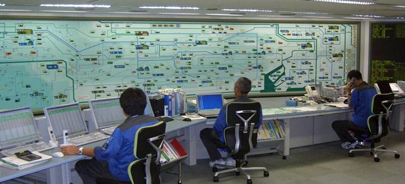 東京都水道局の水運用センター中央制御室