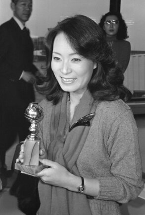 ゴールデングローブ賞を受賞し、帰国した島田陽子さん＝1981年2月27日、成田空港（時事）