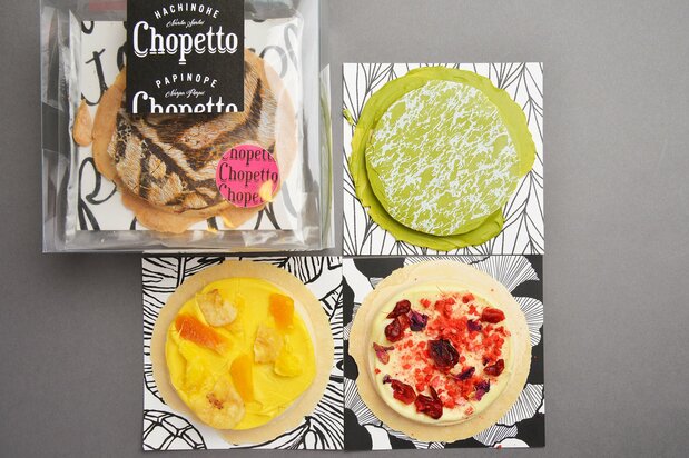 色彩豊かな南部せんべい「Chopetto」5枚入1944円、3枚入1350円（すべて税込み）