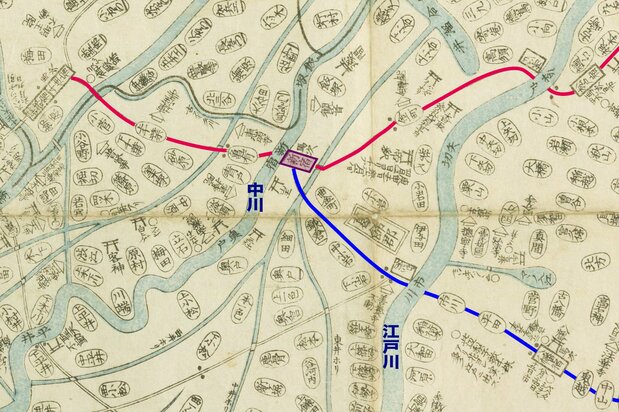 1825(文政8)年作成の『東都近郊図』(国会図書館蔵)の千住宿から松戸宿までを切り抜いた。水戸街道を赤、佐倉街道を青で引き、新宿を紫で網掛けした。この地図では、四角内が宿場名または関所、小判形内が村名で、道沿いの「・・」は一里塚、川に書かれた文字が船渡し場となる