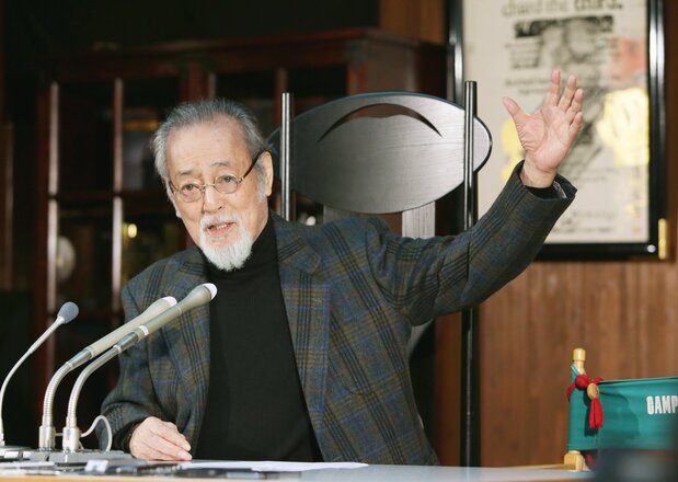 Nakadai Tatsuya donne une conférence de presse après avoir reçu l'Ordre de la culture, le 25 octobre 2015 à Tokyo. (Jiji)