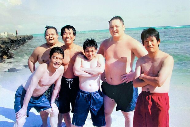 2007年6月のハワイ巡業で、幕内・龍皇(上段左端)とともに番記者たちと記念撮影する白鵬。珍しい白鵬の水着姿。龍皇の隣が筆者=筆者提供