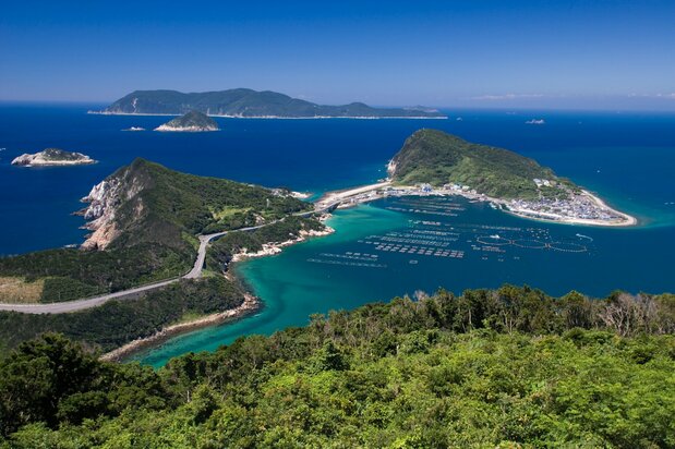 La península de Ōtsuki y la isla de Kashiwajima están conectadas por un puente. La gran isla del fondo es Okinoshima. (Imagen de la Asociación de Convenciones Turísticas de la Prefectura de Kōchi)