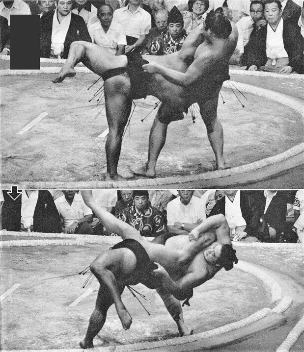 1977年秋場所、驚異的な足腰の粘りで鷲羽山に逆転勝ちした若三杉(右)「大相撲」提供