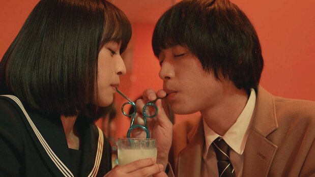 カラオケルームで舞が注文したジュースを二人で飲む ©2021 Sunny Rain