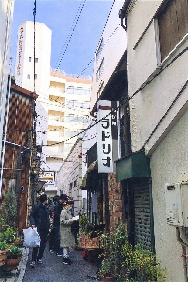神田神保町の有名店「ラドリオ」に行列する中国人観光客ら=筆者撮影