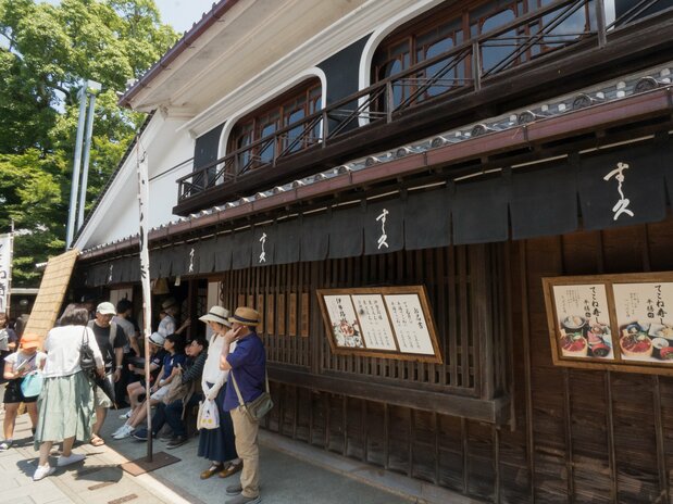  Sushi-kyū serves a variety of local dishes.