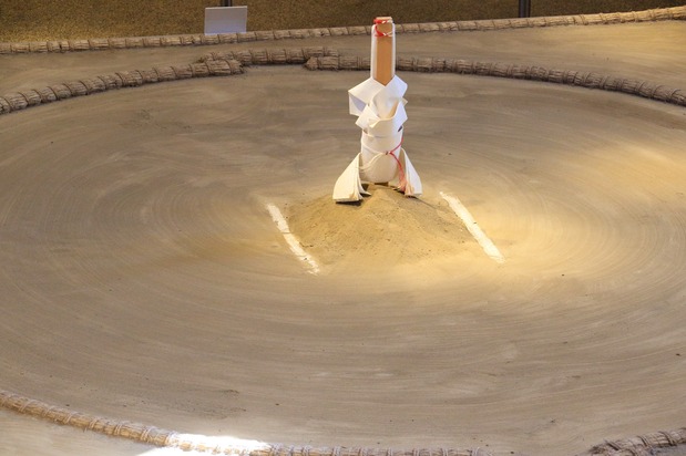 The dohyō, marked by straw bales, reflects sumō’s Shintō ritual origins. (© Pixta)