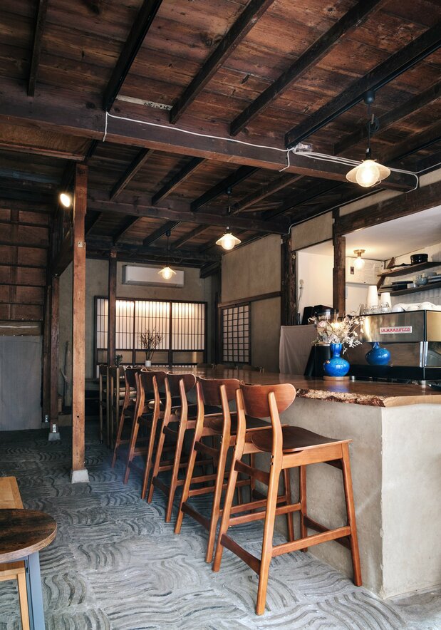 游客和本地居民聚在同一空间,气氛温馨自在