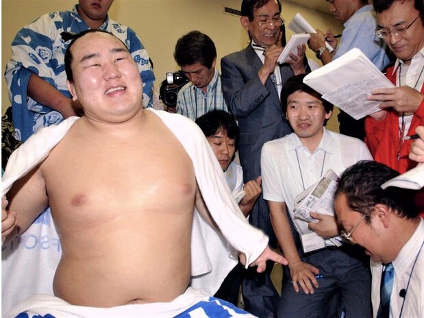 Asashōryū in a jovial mood at the 2003 September basho, after winning his fourth grand tournament championship. (© Kyōdō)