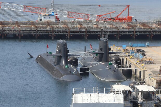 日本海上自卫队的“大鲸”号潜艇（左）。右为“亲潮型”潜艇。2022年4月，于神奈川县横须贺市的美国海军横须贺基地