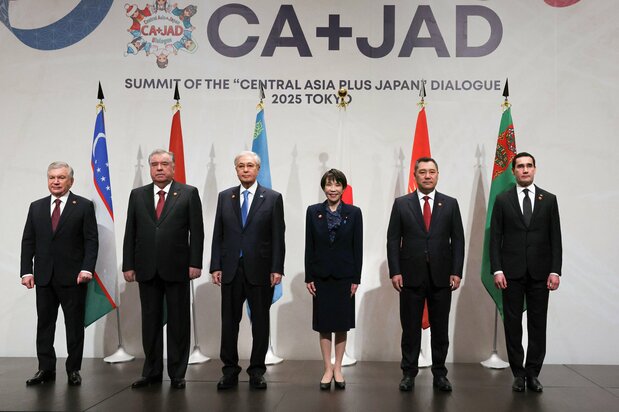 Takaichi Sanae (center right) with five Central Asian leaders in Tokyo on December 20, 2025. (© Jiji; pool photo)