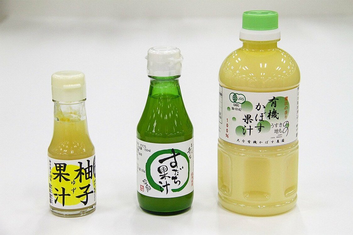 A día de hoy, en la prefectura de Kōchi se sigue avinagrando el arroz para sushi con vinagre de yuzu en vez de con vinagre de arroz, mientras que en la prefectura de Tokushima se hace con vinagre de sudachi. De izquierda a derecha, jugos de yuzu, sudachi y kabosu, respectivamente (imagen de nippon.com).