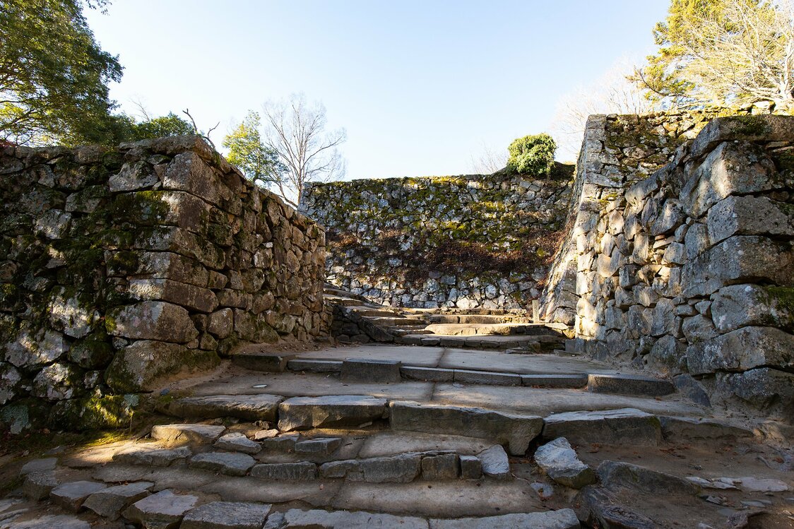 Los restos de la puerta principal se utilizaron como imagen para la infografía en la apertura de Sanadamaru. Los escalones de piedra se tuercen y giran para que el enemigo no pueda atacar en línea recta.