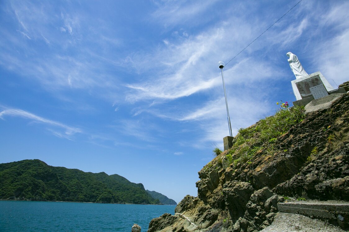 Une statue de Marie regarde la baie de Yôkaku. Les pêcheurs de Sakitsu prient toujours la statue pour leur permettre de naviguer en toute sécurité avant de partir en expédition de pêche.