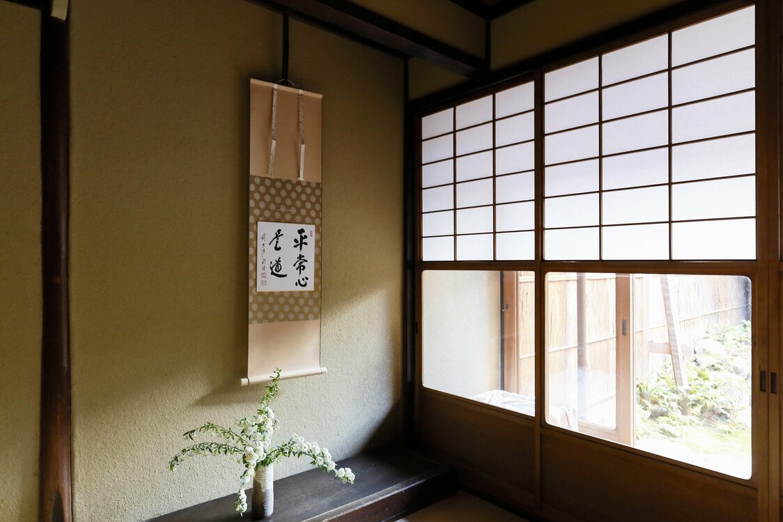 Construire des murs selon la méthode shinkabe-zukuri : un moyen astucieux de rendre l’intérieur de la maison moins humide.