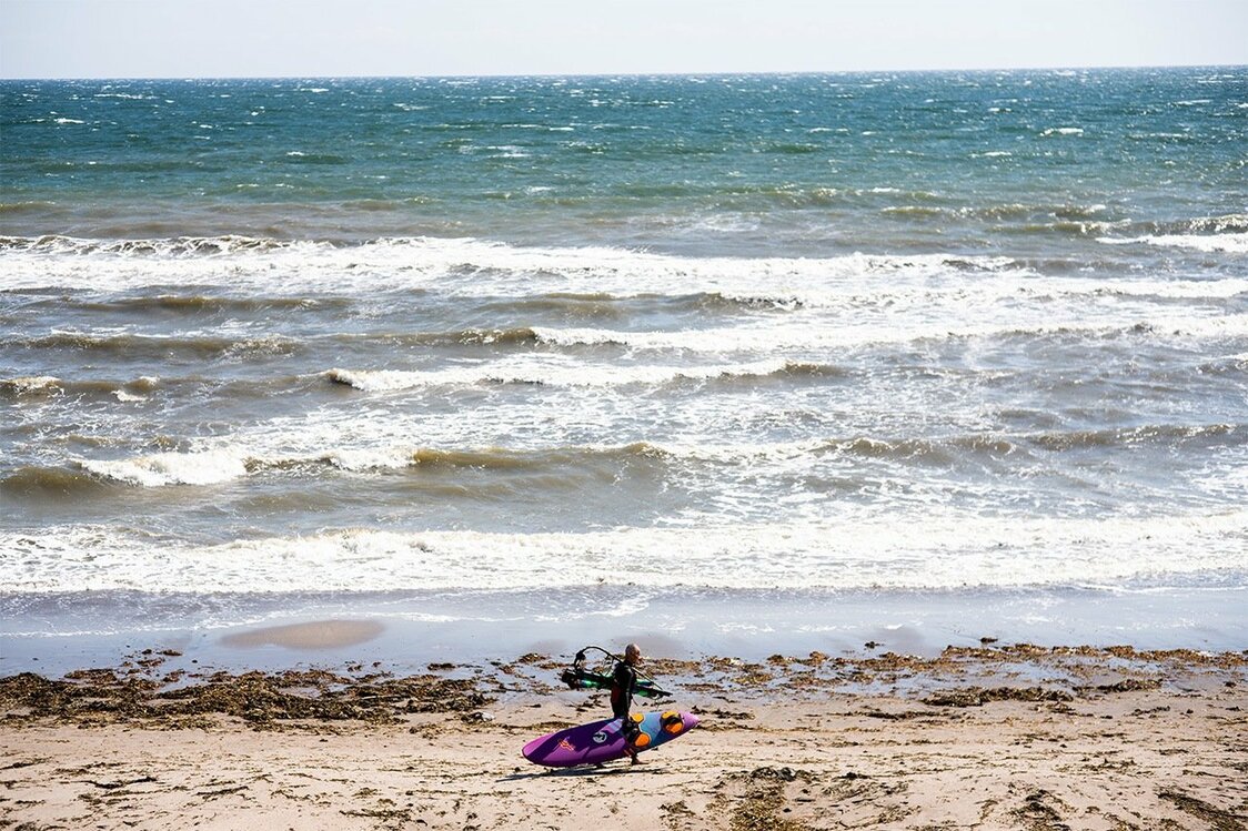 Un surfista en la playa Shichirigahama. (© Benjamin Parks)