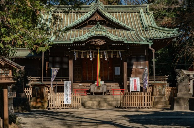 Le sanctuaire Yoyogi Hachiman-gû, protecteur du village de Yoyogi, abrite des statues de chiens-lions (komainu) offertes en 1785. (© Pixta)