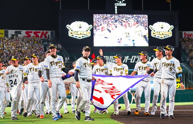 The Hanshin Tigers celebrate winning their first Pacific League pennant in 18 years at Kōshien Stadium on September 14, 2023. (© Jiji)