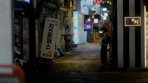 『その人たちに会う旅路』(24、韓国/ファン・インウォン監督)。主人公はデートアプリによる「男漁り」がやめられない恋愛小説家スヨン。ある日、学生時代の先輩から10年前に性加害をした教授を告発しようと誘われる