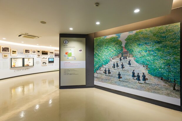 展示室は、女師・一高女での学園生活を伝える写真やイラストから始まる。誰もが経験する学生生活を垣間見ることで、彼女らに押し寄せた悲劇が、自分ごととして深く胸に刺さる