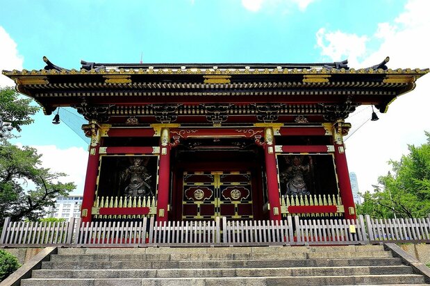 『有章院霊廟二天門』。日比谷通り沿いから見ることができる。(PIXTA)
