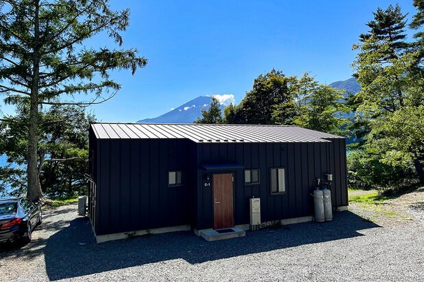 我们预定的小木屋,正对富士山,左侧可以停车