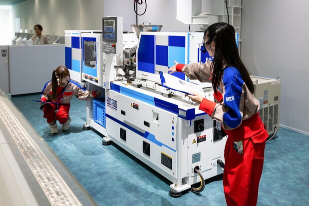 A live demonstration of the injection molding machine in action. (© Nippon.com)