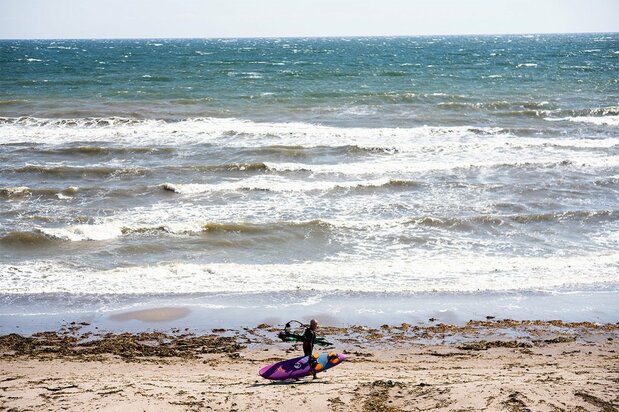 Un surfista en la playa Shichirigahama. (© Benjamin Parks)