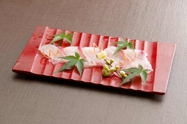 刺し身にあしらう葉などを「つま」と呼ぶ