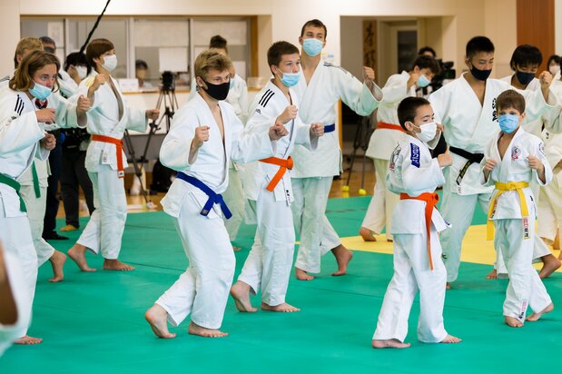 Los chicos ucranianos intentaban desesperadamente aprender a entrar en el lanzamiento ōuchigari con las instrucciones de Inoue.