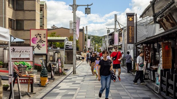 お茶の専門店やスイーツの店が並ぶ平等院表参道(藤原智幸撮影)