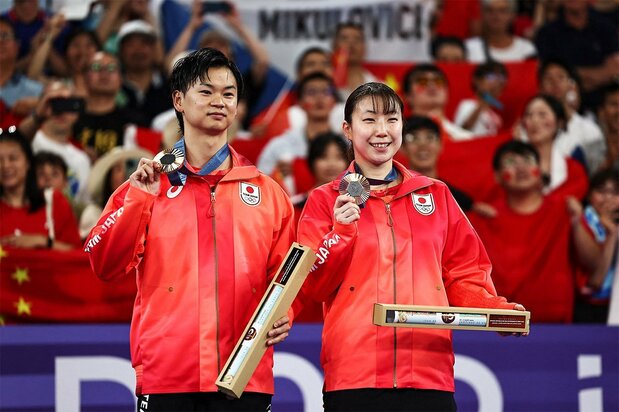 2大会連続で銅メダルを獲得した”ワタガシ”こと渡辺勇大、東野有紗ペア。日本バドミントン界初の連続表彰台となる銅メダルを獲得した（ロイター）