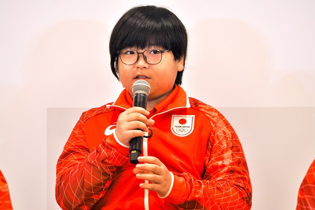 Kurihara Yūki en la rueda de prensa de la selección japonesa para los Juegos Asiáticos. Aunque reconoció estar nervioso por ser su primera participación, afirmó que daría lo mejor de sí mismo como miembro de la selección; agosto de 2026. (Imagen del autor)