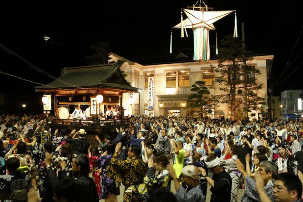 La danse Gujô Odori, à Gujô, dans la préfecture de Gifu (© Bureau du tourisme de la préfecture de Gifu)