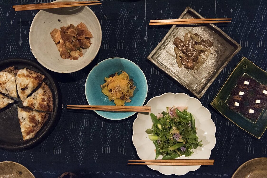 夜は土地のもの、季節のものを使った料理が次々と供される