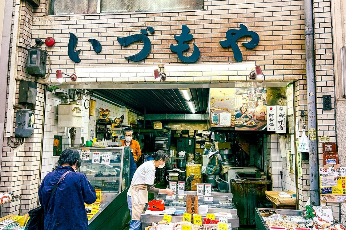 季代采购的豆腐店。门口右上方张贴着剧照海报