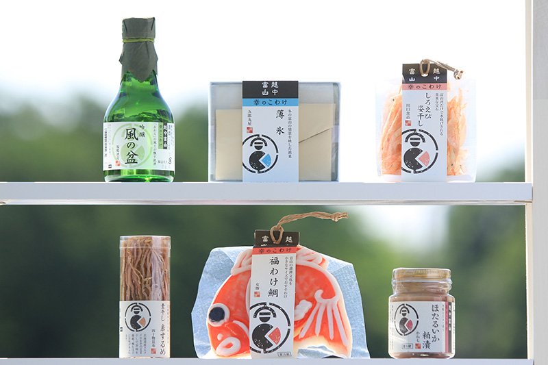 La colección está formada por unos 20 productos, todos ellos apreciados en la prefectura de Toyama desde hace mucho tiempo. Lo único que han hecho es cambiar el tamaño y el diseño de los paquetes en los que se venden. Son asequibles y atraen la vista de los consumidores.