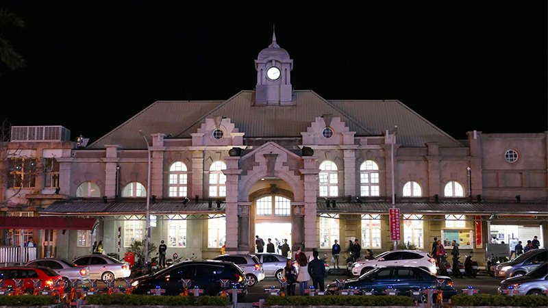 台湾が誇るターミナル建築。完工以来、常に街のシンボルとなってきた。夜間はライトアップされ、美しさを増す（撮影：片倉 佳史）