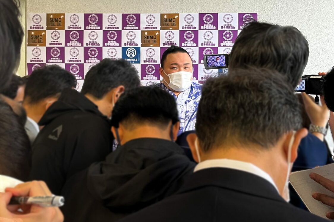 今年夏場所、東京場所として初めて導入されたミックスゾーン。再入幕の初日を白星で飾った朝乃山を多くの報道陣が囲んだ　筆者撮影