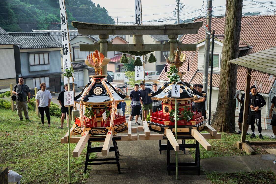两座神轿都请了暴躁神灵上轿