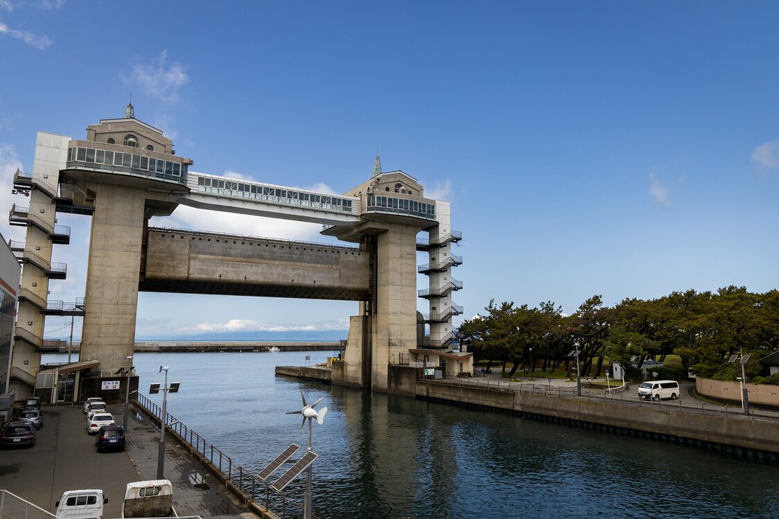 从INO的观景台拍摄的View-O。图中右侧是北岸的港口公园，那里种植着成排的松树，景色优美