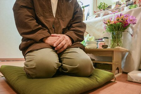 稲葉朋来さんの仏壇の前で取材に応じる父健二さん＝１６日午後、三重県度会町